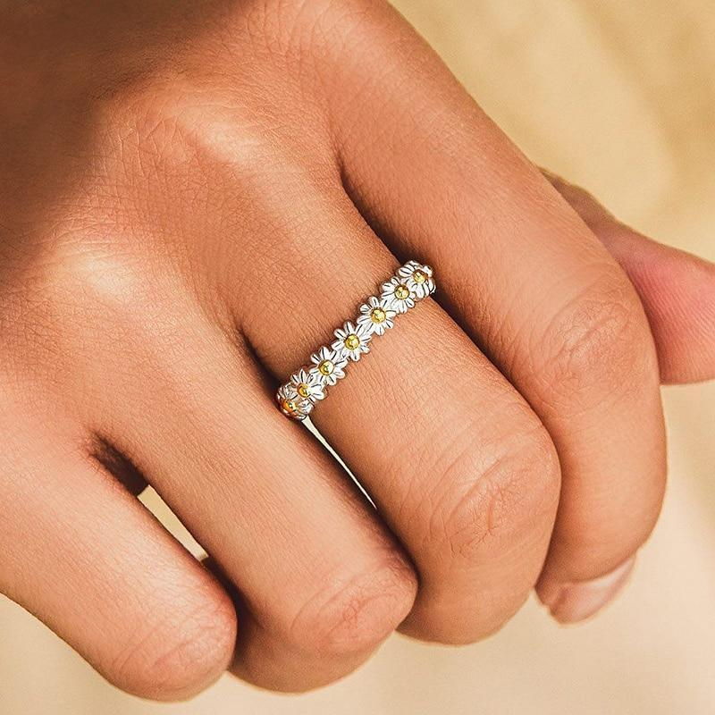 Bague réglable en argent et émail peint à la main avec marguerite