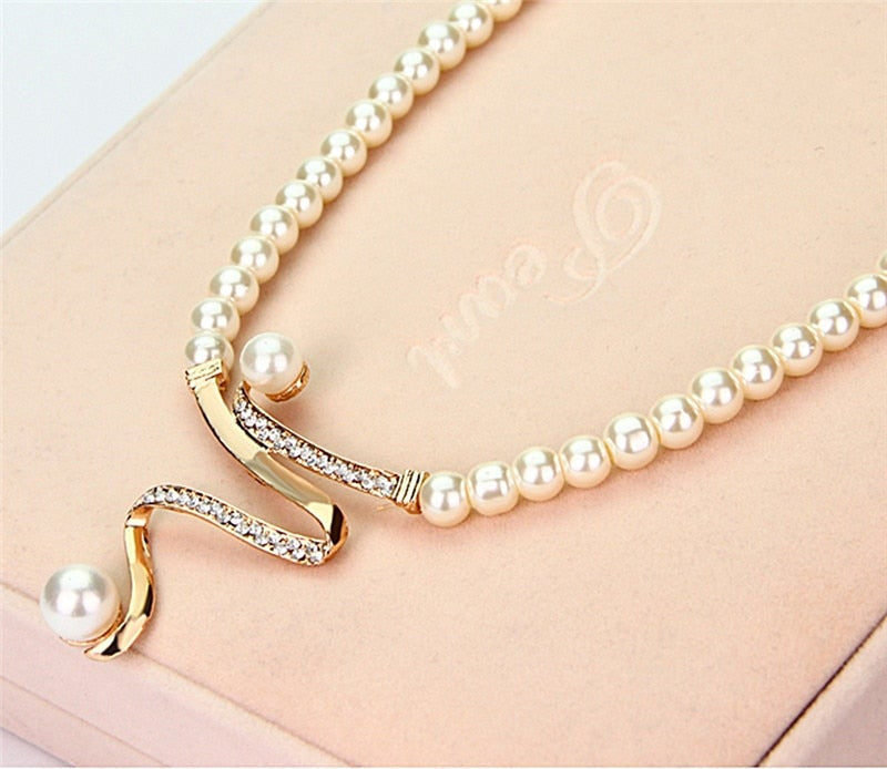 Ensemble collier et boucles d'oreilles en perles naturelles 