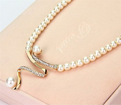 Ensemble collier et boucles d'oreilles en perles naturelles 
