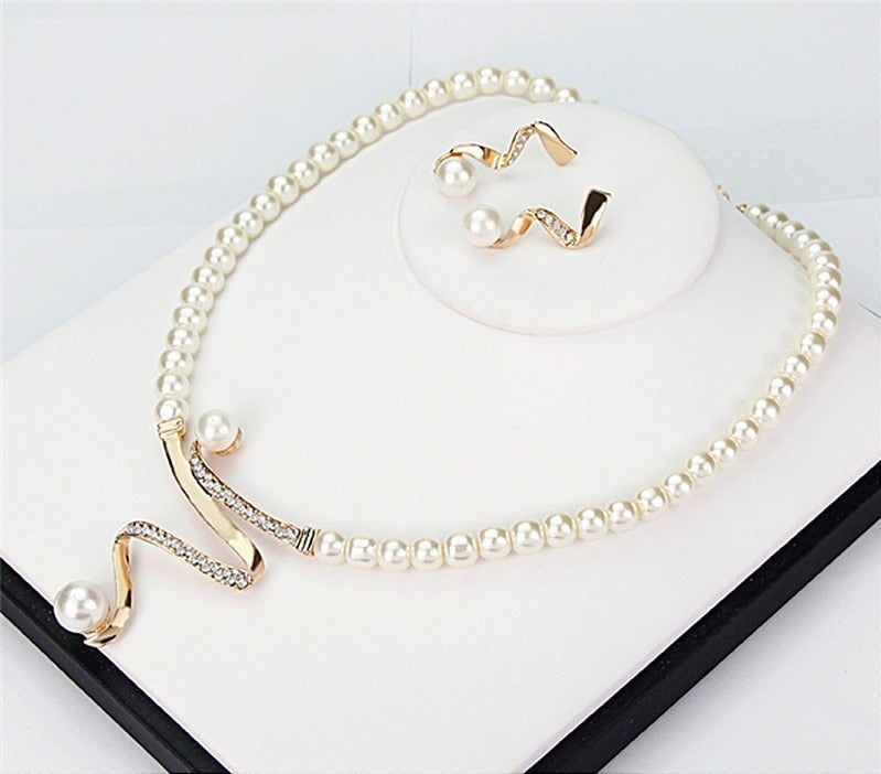 Ensemble collier et boucles d'oreilles en perles naturelles 