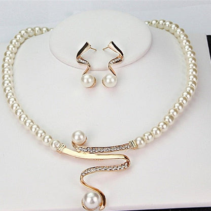 Ensemble collier et boucles d'oreilles en perles naturelles 