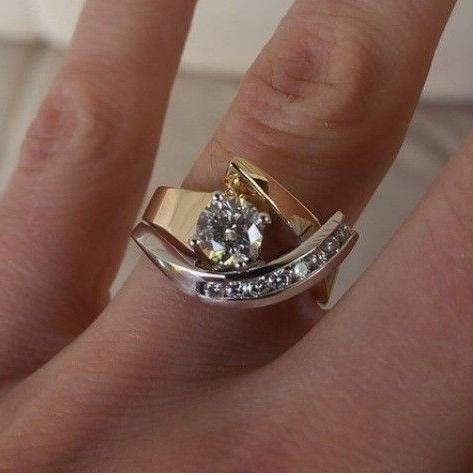 Bague vintage irrégulière en or et argent avec zircone
