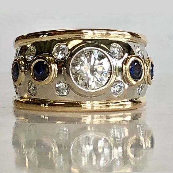 Bague vintage dorée et incrustée de zircones 