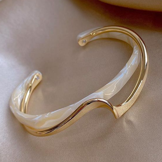 Bracelet élégant en or et opale blanche