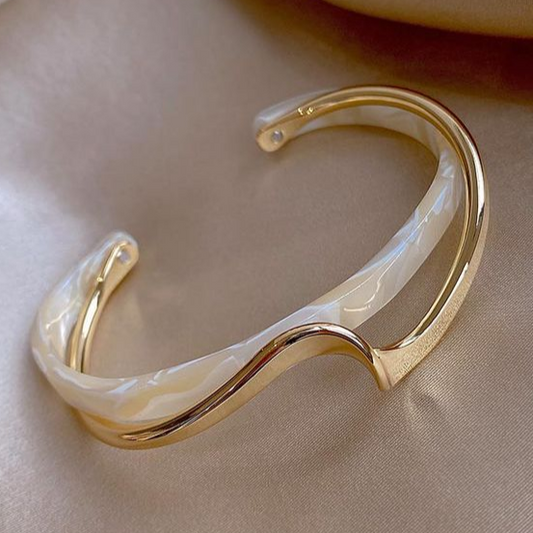 Bracelet élégant en or et opale blanche