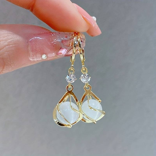 Boucles d'oreilles pendantes dorées vintage en opale blanche 
